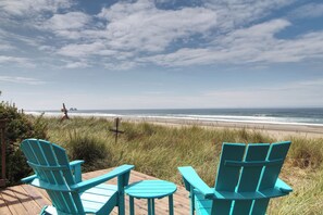 Beach - Beachfront Home, Spacious Deck Overlooking Ocean and Private Path to the Sand (Rockaway Beach)