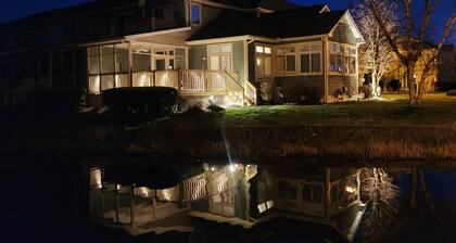 Footbridge Hideaway - Charming 3 bedroom home in Lewes, waterfront, pets OK!