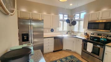 ثلاجة، ميكروويف، فرن، موقد طهي مسطح