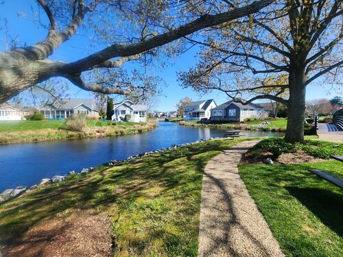 Footbridge Hideaway - Charming 3 bedroom home in Lewes, waterfront, pets OK!
