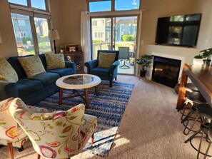 Téléviseur connecté, livres, sélection de musique, chaîne audio