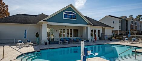 Piscine extérieure en saison, chaises longues