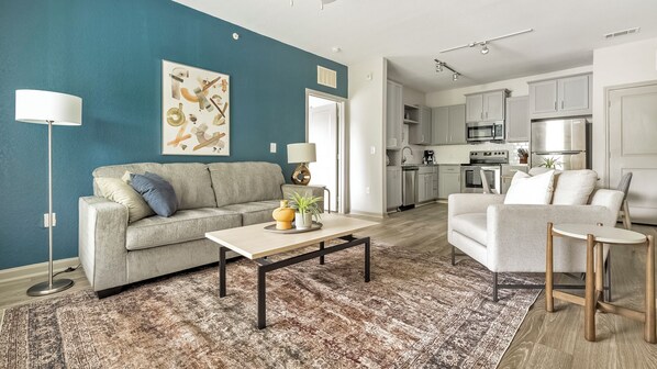 アパートメント 2 ベッドルーム | リビング エリア | 50 インチのテレビ (デジタル放送視聴可)