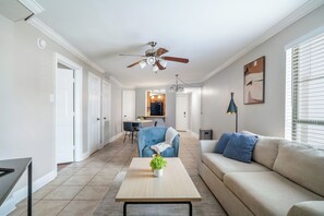 Căn hộ, 1 phòng ngủ | Khu phòng khách | TV 50-inch có truyền hình kỹ thuật số 