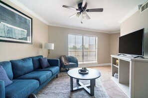 Căn hộ, 2 phòng ngủ | Phòng khách | TV 50-inch có truyền hình kỹ thuật số 