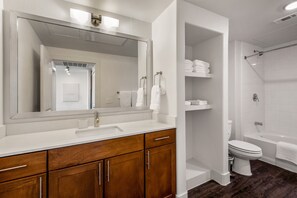 Departamento, 1 habitación | Baño | Tina con regadera, amenidades de baño gratuitas, secadora de cabello