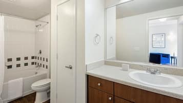Ensemble baignoire-douche, articles de toilette (gratuits)