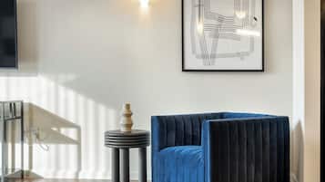 Décor unique, ameublement unique, literie fournie
