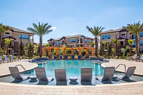 Landing Apartments Near Laurel Park