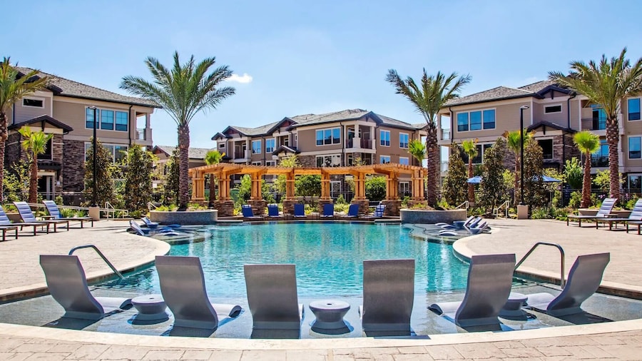 Landing Apartments Near Laurel Park