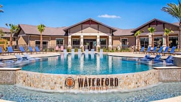 Kolam renang terbuka bermusim, kerusi lepak pantai