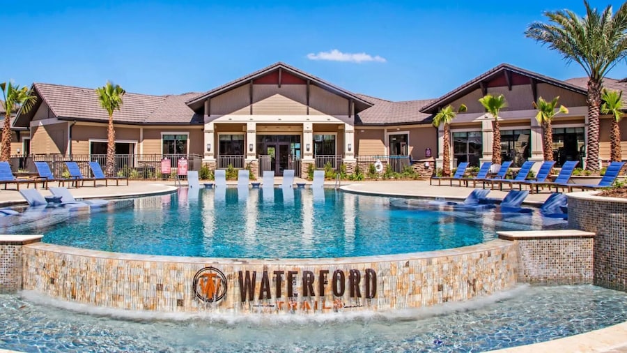 Landing Apartments Near Laurel Park