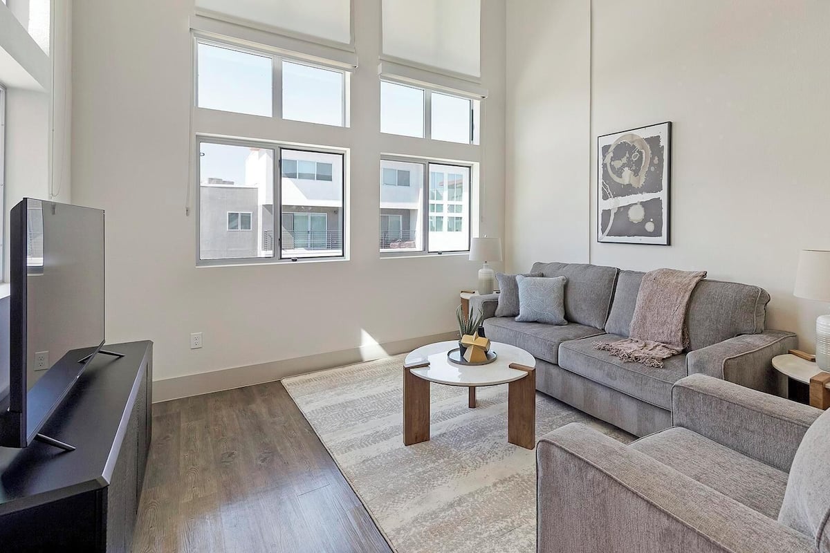 Leilighet (1 Bedroom) | Oppholdsområde | En 50-tommers TV med digitale kanaler