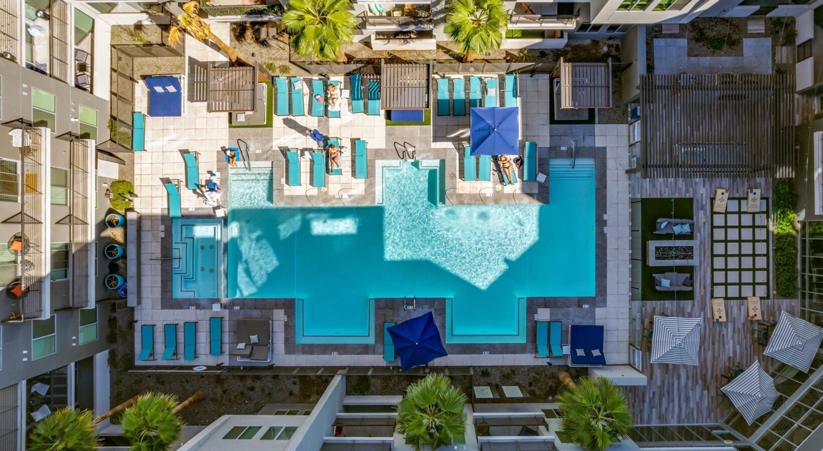 Outdoor pool, free cabanas, sun loungers