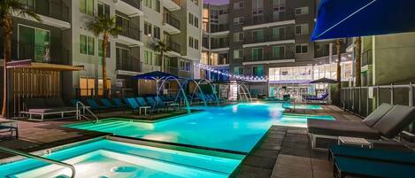 Outdoor pool, free cabanas, sun loungers