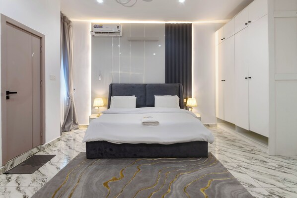 4 bedrooms, iron/ironing board, free WiFi, bed sheets