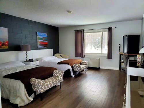 Cozy Comfort Double Room 07– Peninsula Motel, Minutes from Wiarton Waterfront