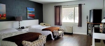 Cozy Comfort Double Room 07– Peninsula Motel, Minutes from Wiarton Waterfront