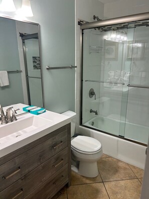 Douche, bidet, serviettes fournies, savon
