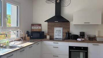 Frigorífico, microondas, horno y placa de cocina