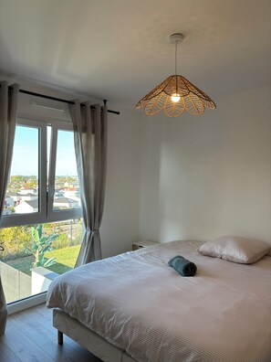 Iron/ironing board, WiFi, bed sheets