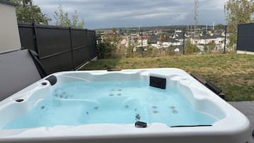 Bañera de hidromasaje al aire libre