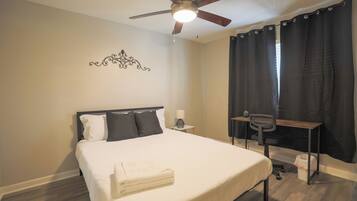 1 slaapkamer, een bureau, een strijkplank/strijkijzer, gratis wifi