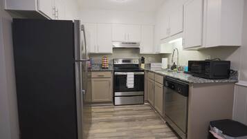 Een koelkast, een magnetron, een oven, een kookplaat