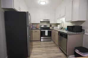 ثلاجة، ميكروويف، فرن، موقد طهي مسطح