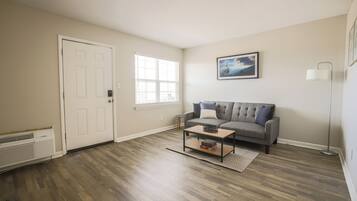 Een smart-tv en boeken