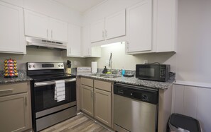 Réfrigérateur, four à micro-ondes, un four, surface de cuisson