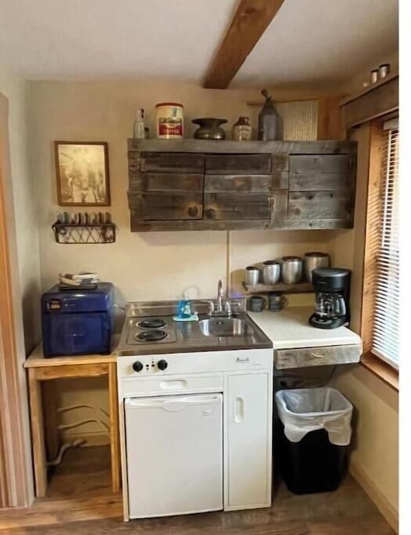 Microwave, oven, stovetop - Stoney River Lodge - Unit 3 - Cowboy (Loveland)