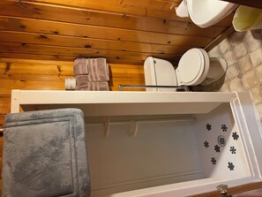 Chuveiro, toalhas de banho