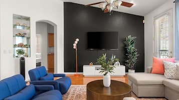 TV connectée, baby-foot, livres