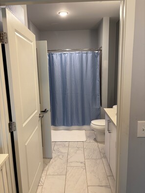 Toallas, jabón, papel de baño