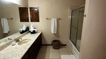 Douche, sĂšche-cheveux, serviettes fournies, savon