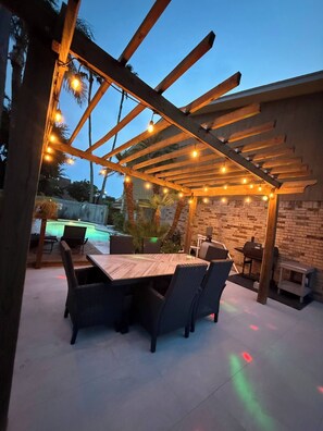 Outdoor dining - Superb 3-bedroom house with AC in McAllen. Diana's Pool House (McAllen)