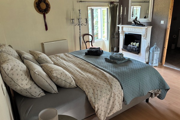 Grande chambre avec un lit king size . Matelas et linge de qualité