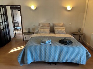 1 chambre, fer et planche à repasser, accès Internet, draps fournis