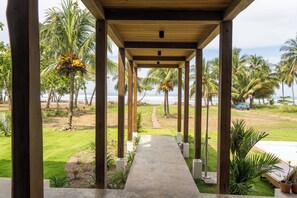 Property grounds - Luxury Coastal Retreat – Modern Architecture, Family Comfort & Ocean Views (Guanacaste Province)