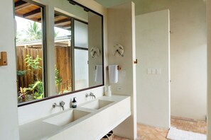 Dusche, Handtücher, Seife, Toilettenpapier