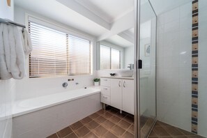 Hair dryer, towels - 5-Bedroom Comfort & Style (Urraween)