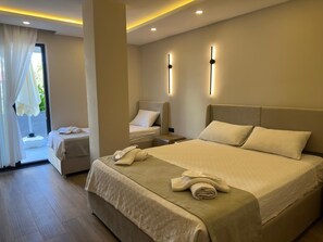 Chambre Triple Familiale, balcon, côté jardin