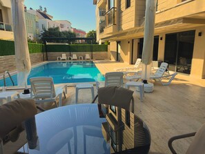 Una piscina al aire libre de temporada