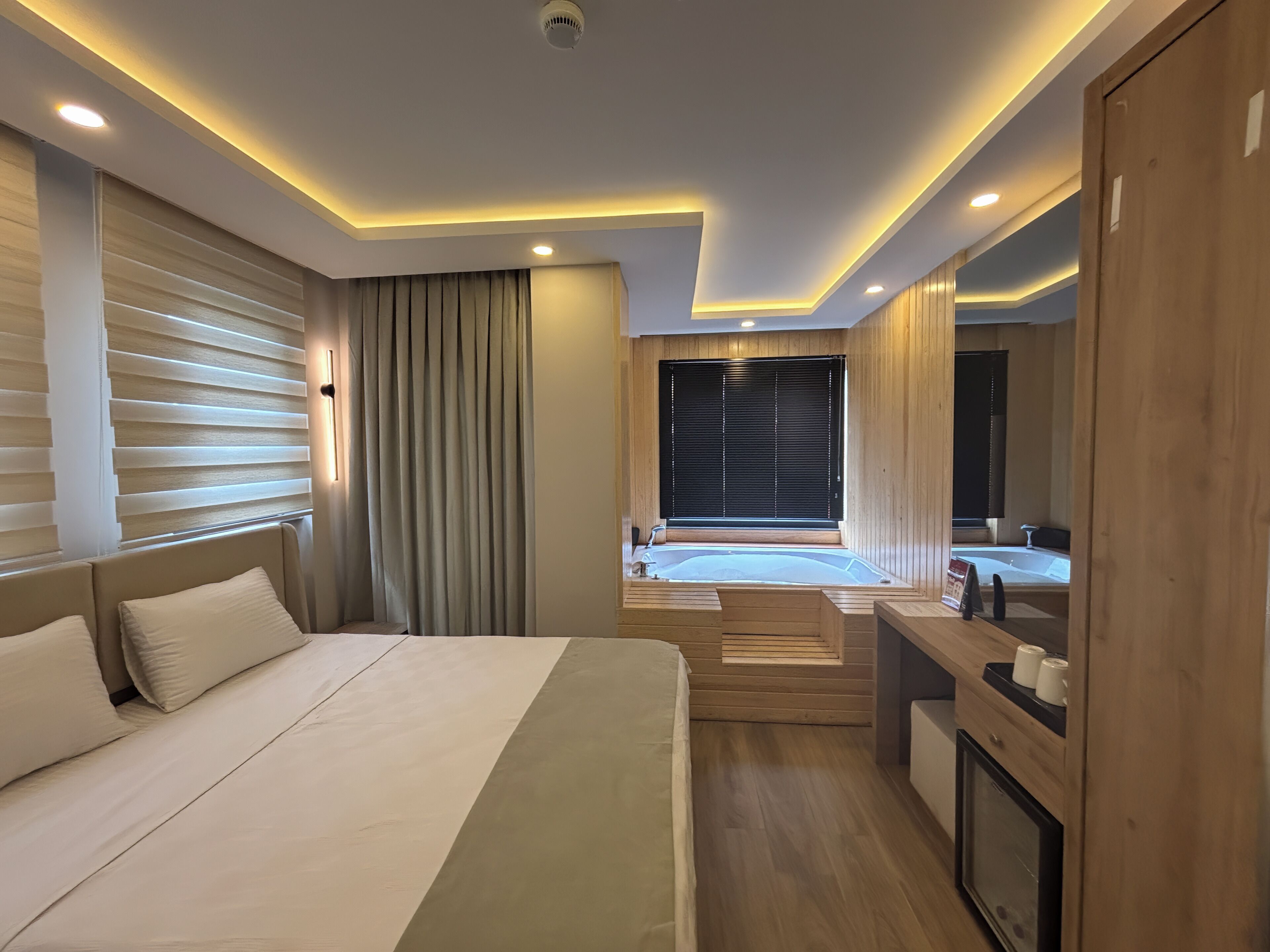 Double Deluxe Jacuzzi | Premium bedding, desk, laptop workspace, free WiFi