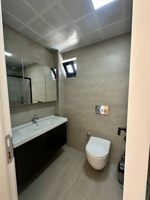 Separate tub and shower, jetted tub, hair dryer, towels