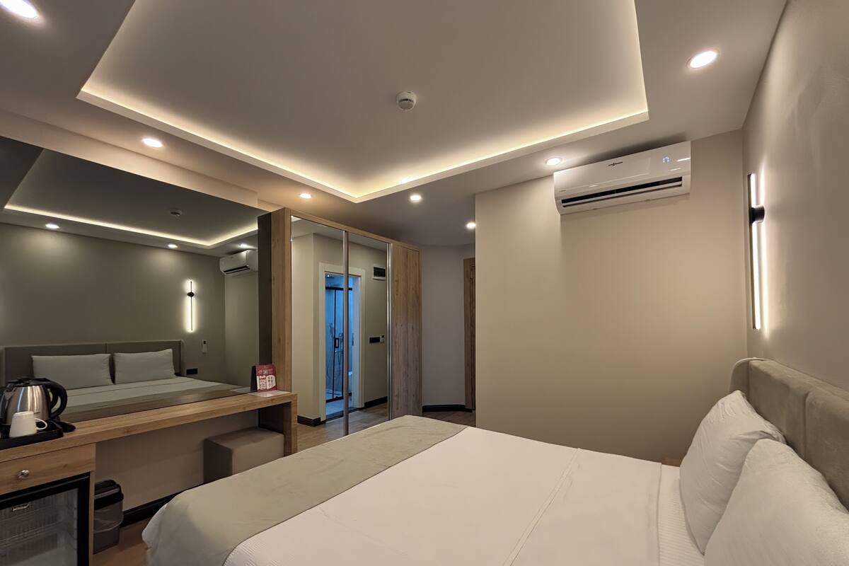 Desk, laptop workspace, free WiFi, bed sheets