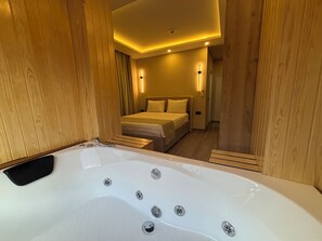 Luxury Room, 1 Queen Bed, Jacuzzi | อ่างน้ำวน