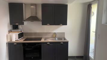 Fridge, microwave, oven, coffee/tea maker