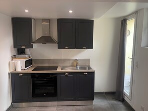 Køleskab, mikrobølgeovn, ovn, kaffe-/temaskine